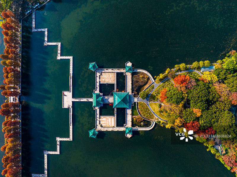 航拍湖北省武汉市东湖生态旅游风景区秋冬景图片素材