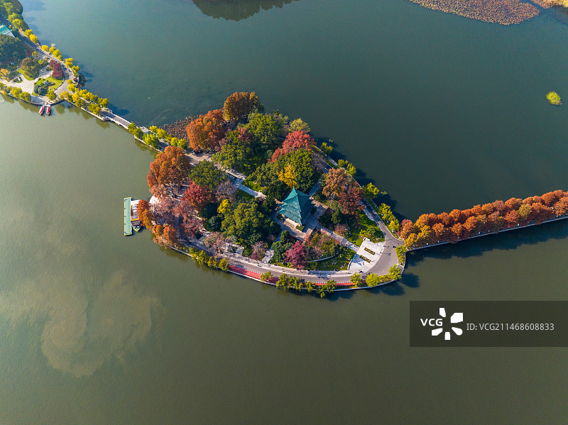 航拍湖北省武汉市东湖生态旅游风景区秋冬景图片素材