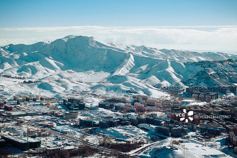 航拍视角的阿勒泰将军山滑雪场图片素材