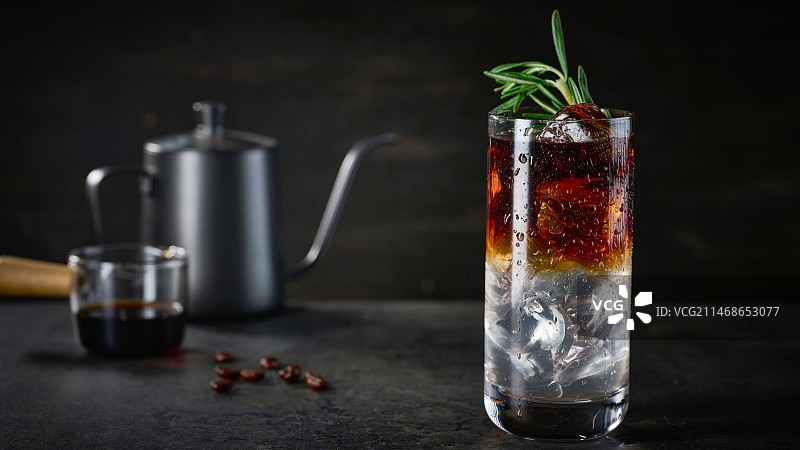 玻璃杯里的冰咖啡图片素材