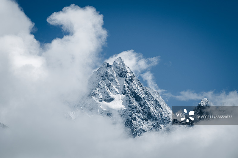 白雪皑皑的山峰仰天俯瞰图片素材