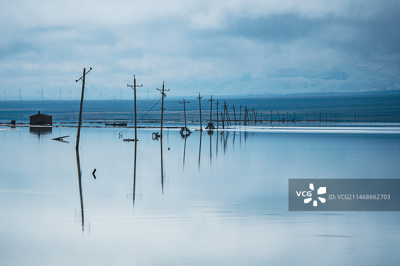 茶卡盐湖面上的电线杆排列倒影图片素材