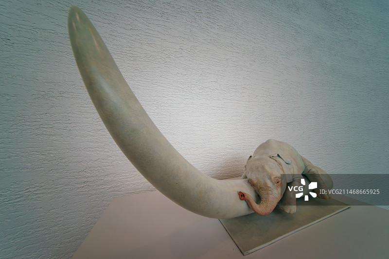 广州艺术博物院现代建筑室内雕塑图片素材