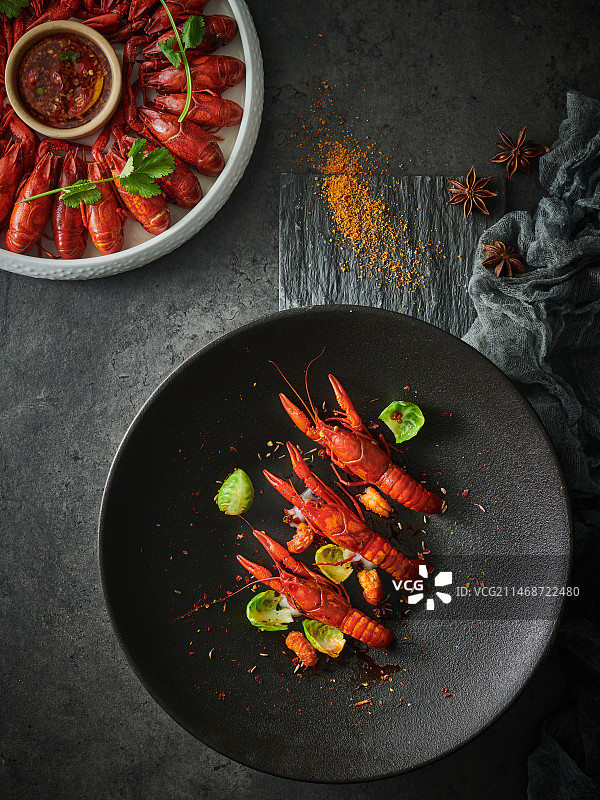 香辣小龙虾和清蒸小龙虾高视角拍摄图片素材