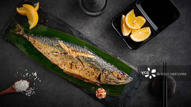 餐桌上的美食香烤青花鱼高视角特写图片素材