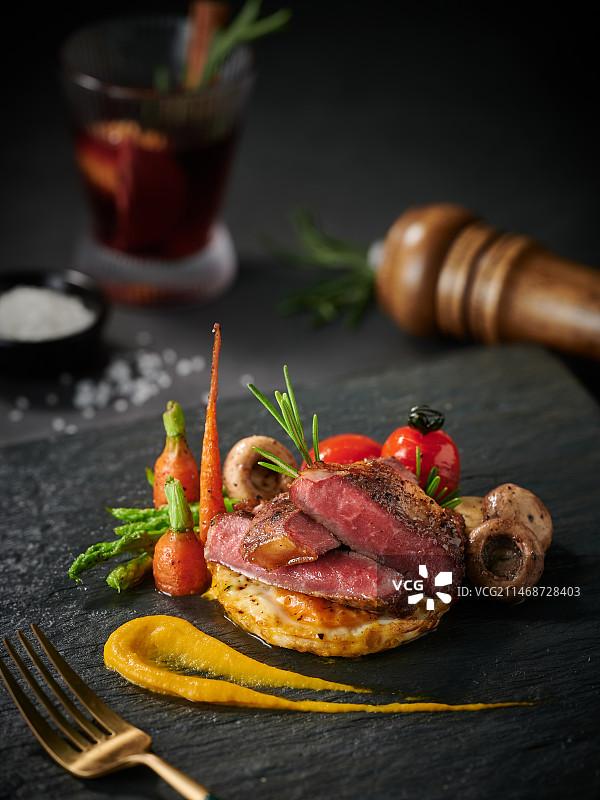 盘子中的西餐牛排图片素材
