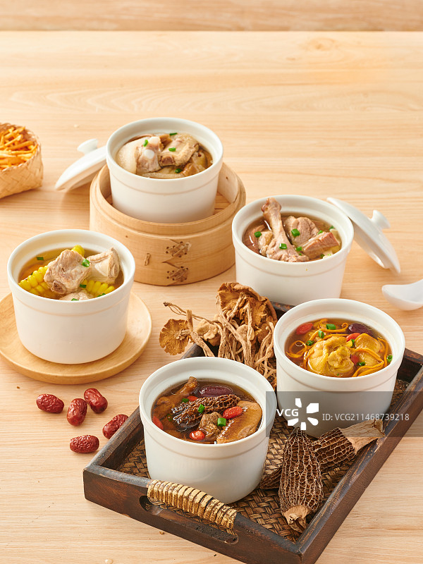 厨房餐桌上各式各样的美味健康小碗蒸汤图片素材