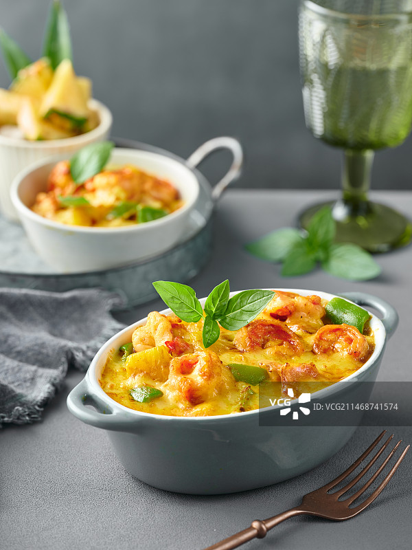 餐桌上的美食凤梨咖喱芝士虾球图片素材