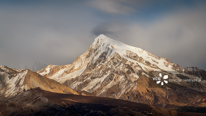 格聂神山和格聂群峰图片素材