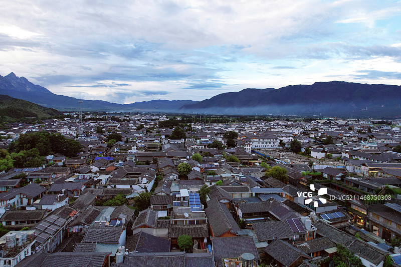 晨曦中的丽江束河古镇图片素材