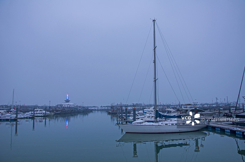 冬季雪后停泊在帆船码头的帆船，摄于山东日照万平口景区图片素材