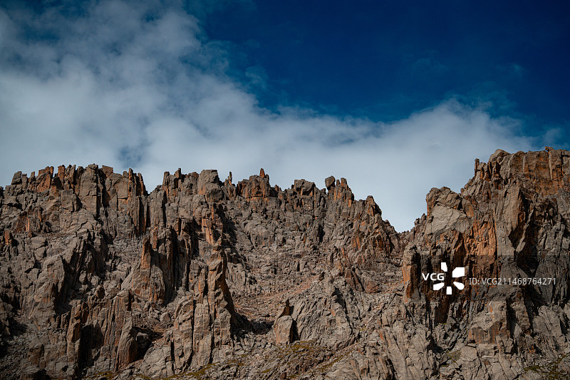 四川省阿坝藏族羌族自治州阿坝县川西莲宝叶则风光区山峰石头纹理图片素材
