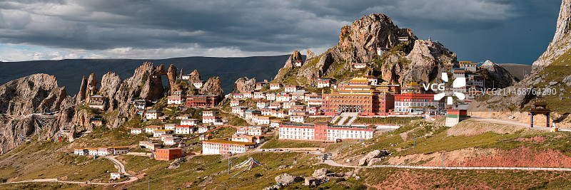 西藏昌都市丁青县孜珠山神山上的高原寺庙孜珠寺全景风景图片素材
