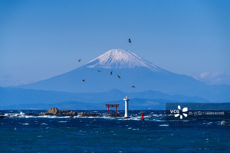 富士山下的海上鸟居图片素材