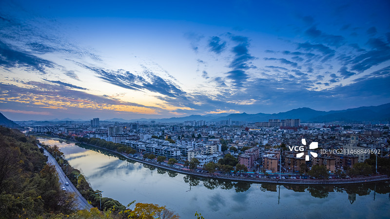 绩溪县城日落晚霞图片素材