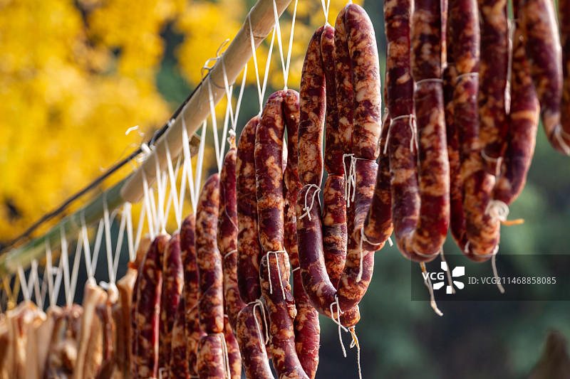 四川省绵阳市户外晾晒的香肠，腊肉，年货，图片素材