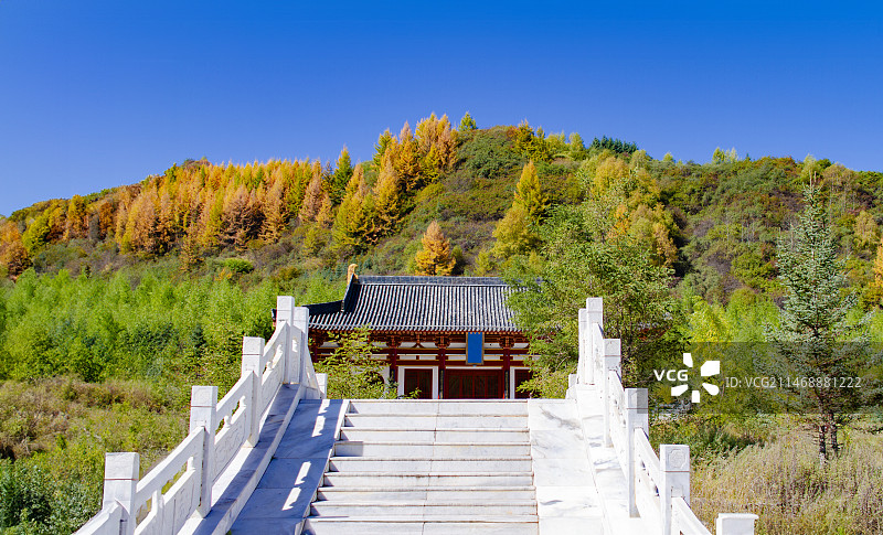 山谷旷野中的龙王殿图片素材