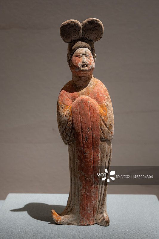 西安博物院文物之唐三彩雕塑彩绘拱手女立俑图片素材