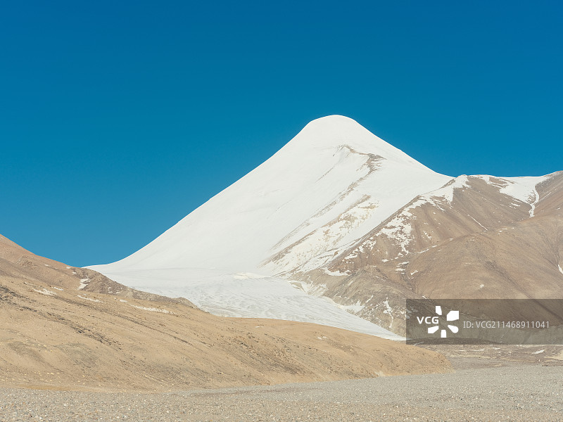 位于可可西里保护区的玉珠峰图片素材