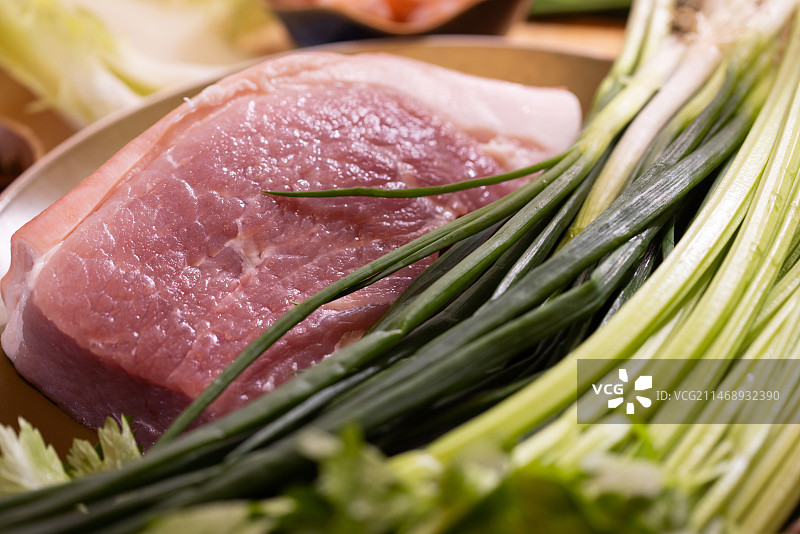 桌上的生鲜食材特写图片素材