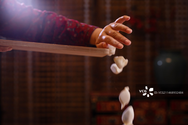 手波动饺子落下,煮饺子,冬至,春节图片素材