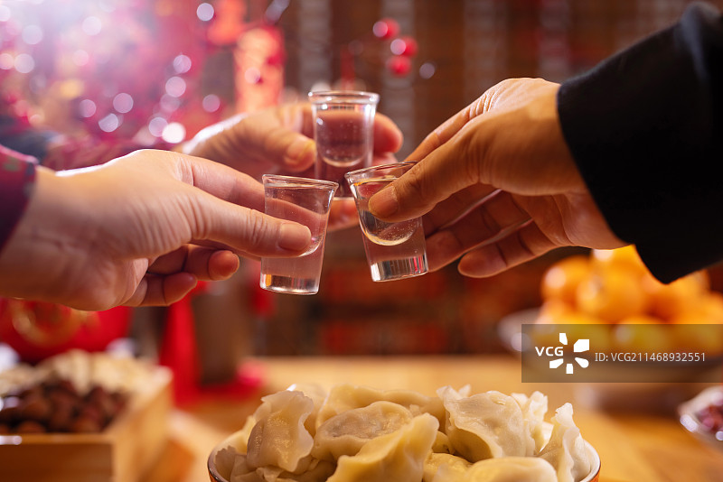 聚会敬酒干杯,喜庆,庆祝节日图片素材