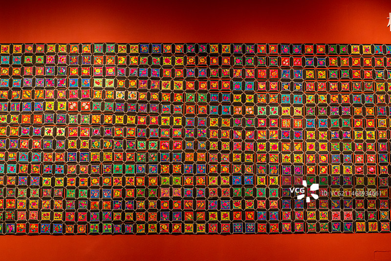 彩色背景下的彩色装饰刺绣图案图片素材