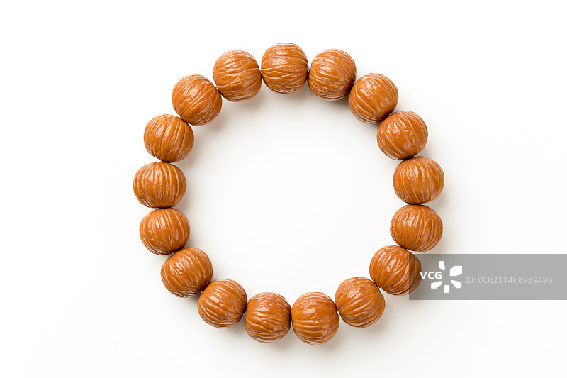 猴头核桃手串摆放在桌面上特写图片素材