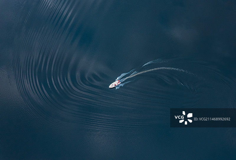 快艇在水面上行驶图片素材