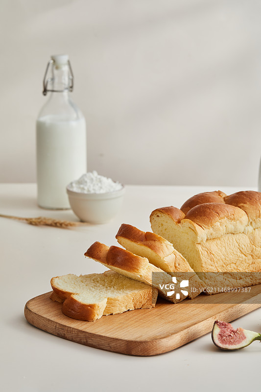 木板上的面包图片素材