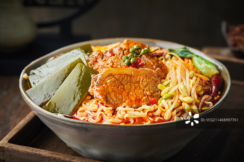 餐桌上的美食 红烧牛肉面图片素材