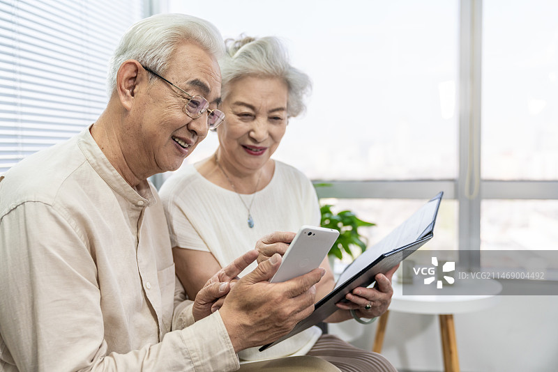 老年夫妇理财图片素材