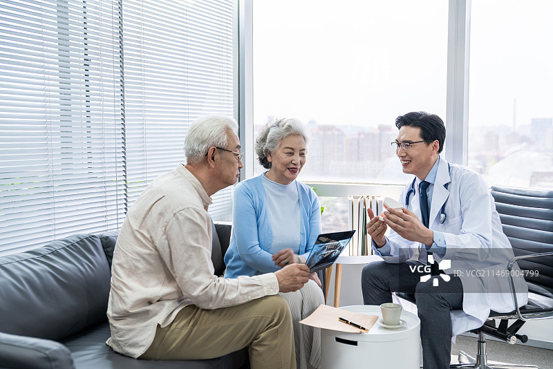 老年夫妇与牙科医生图片素材