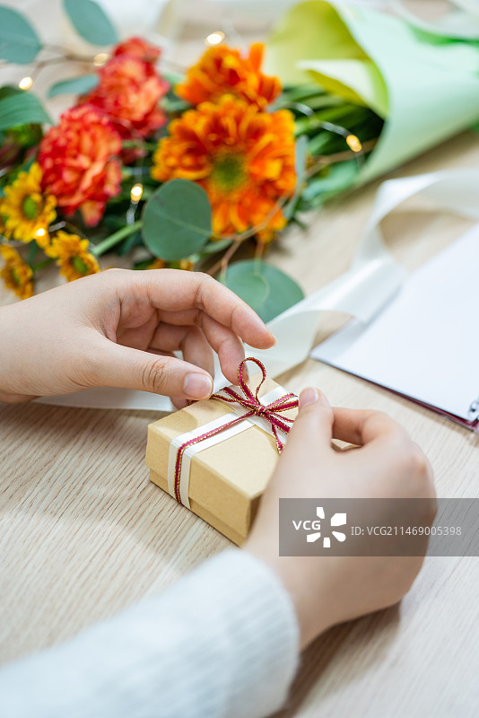 年轻女人包装礼物图片素材