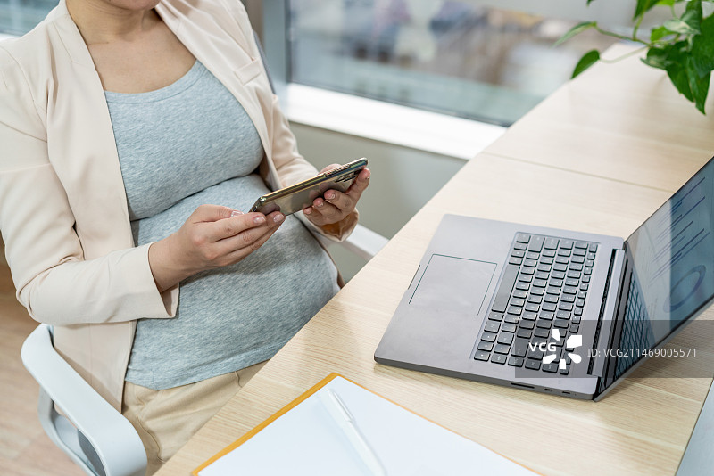 工作中的孕妇图片素材