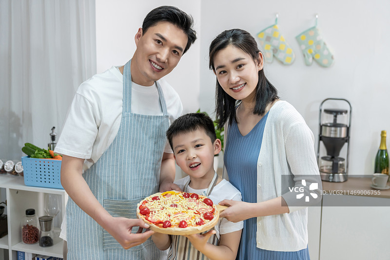 快乐的年轻家庭做披萨图片素材