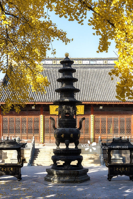 上海青龙古寺的古银杏，香炉和大殿图片素材
