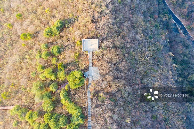航拍日出时的南京栖霞山上的观景台图片素材