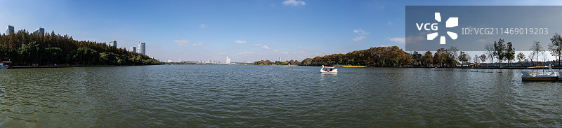 蓝天下的南京玄武湖全景与远处的南京火车站图片素材