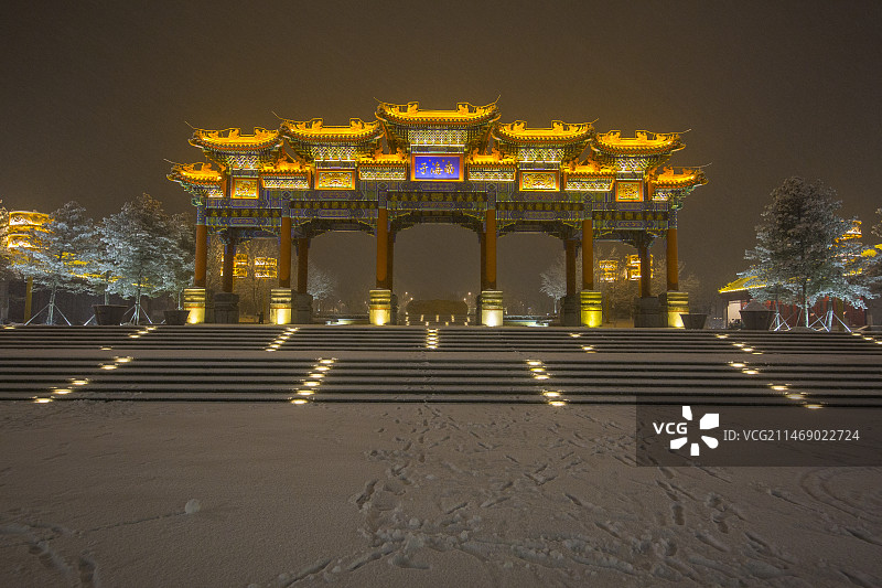 冬雪夜晚中的南海子牌楼图片素材