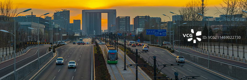 亦庄黄昏时的有轨电车图片素材
