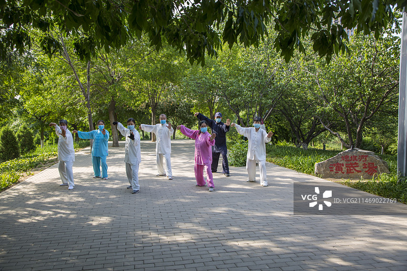 凉水河边晨练图片素材