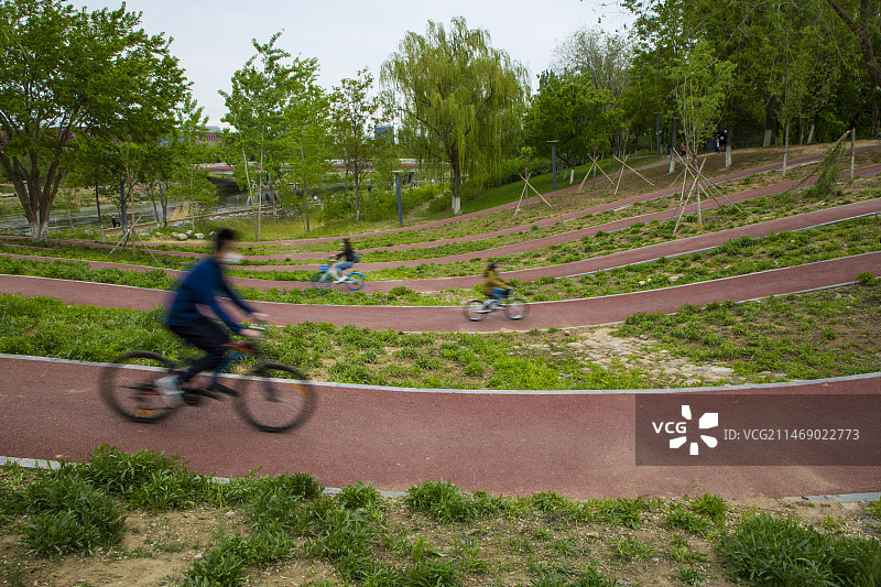 凉水河边晨练图片素材