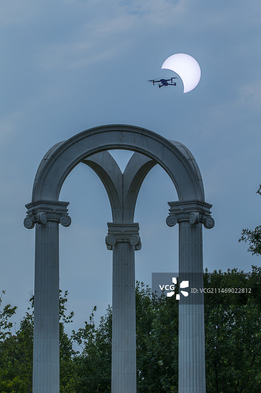 博大公园罗马柱日食奇观图片素材