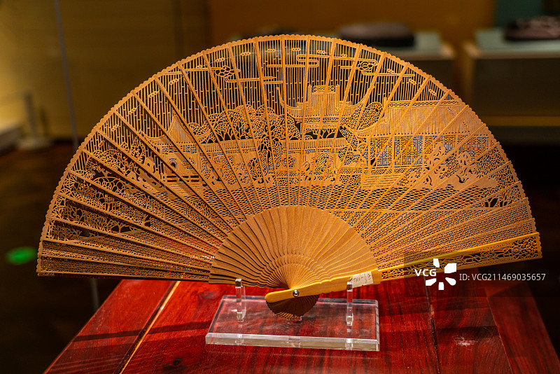 中国风雕刻扇子非物质文化遗产工艺图片素材