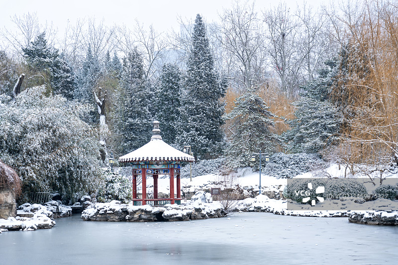 北京日坛公园初雪图片素材