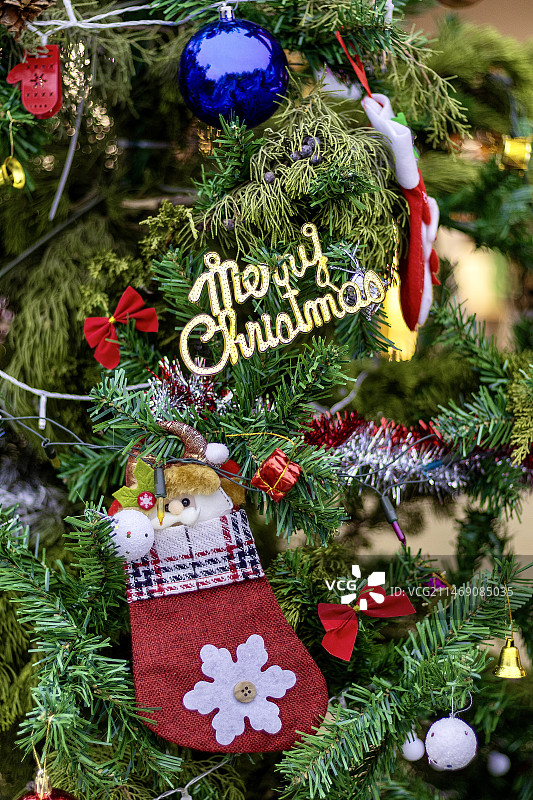 圣诞节圣诞树和摆件图片素材