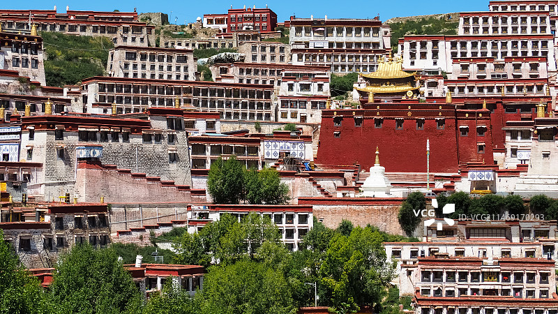 甘丹寺，格鲁派，黄教，拉萨三大寺之一，由宗喀巴大师建在海拔四千米的山顶图片素材