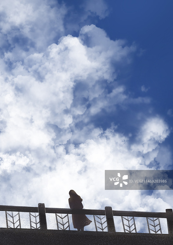 蓝天白云天桥上的人物剪影风景插画图片素材