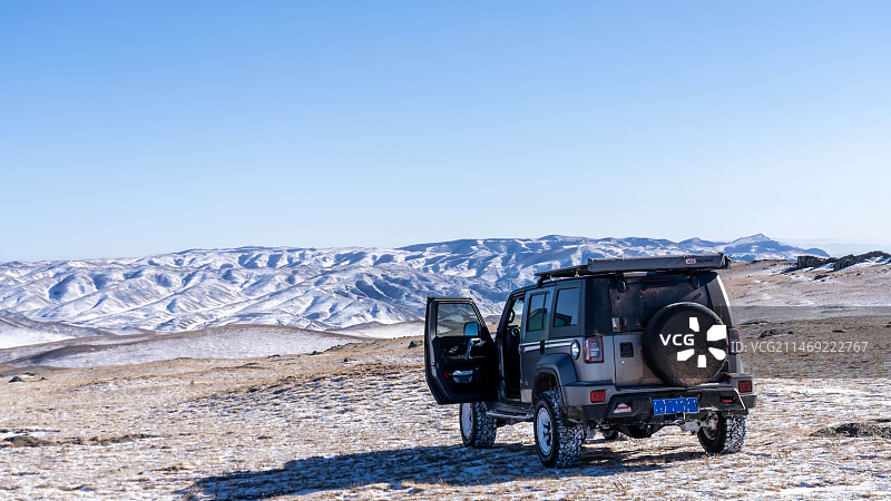 大美雪山前的汽车图片素材